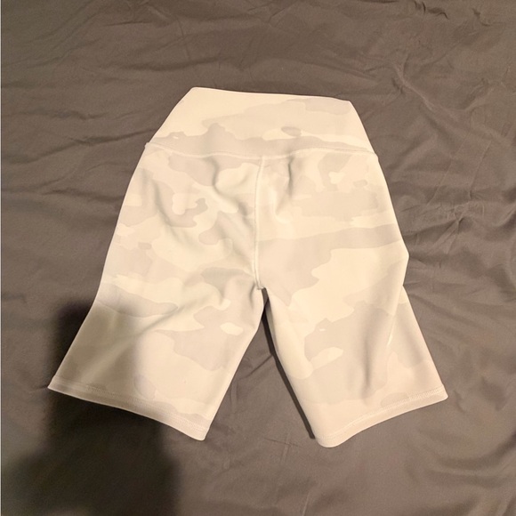 ALO Yoga Women's camo White Bike Shorts - Picture 6 of 7